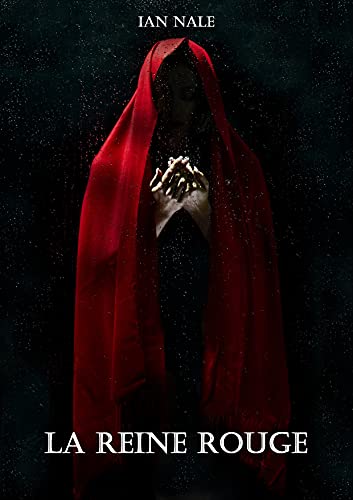 Image d'une silhouette dans l'ombre, vêtue d'un long manteau rouge et tenant une couronne de ses mains. 