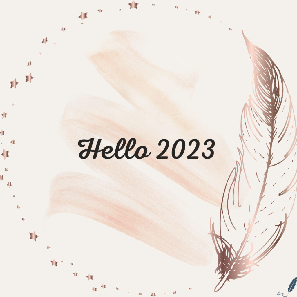 Hello 2023, entouré d'une plume et d'étoiles dorées sur fond rose pastel